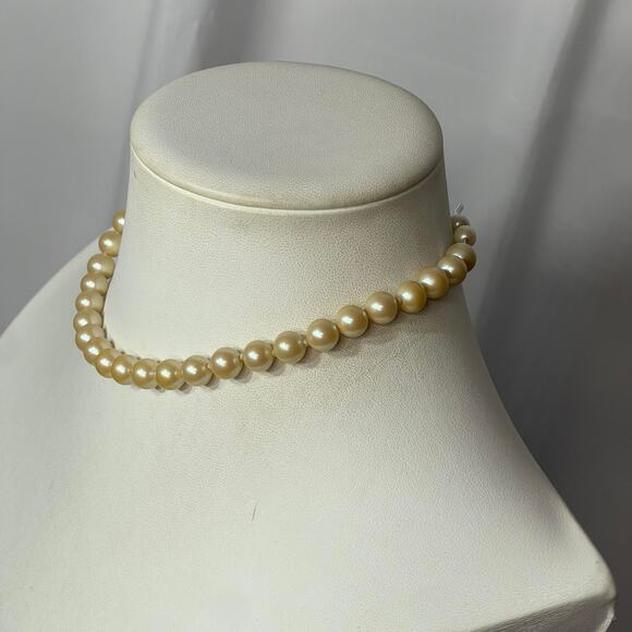 Faux pearl necklace creamy white knotted vintage or vintage look 15" jewelry - Picture 2 of 10